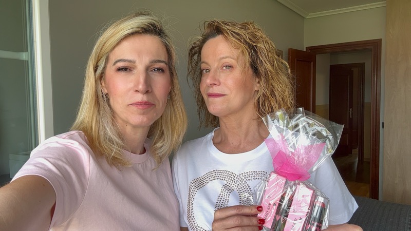 María con anfitriona