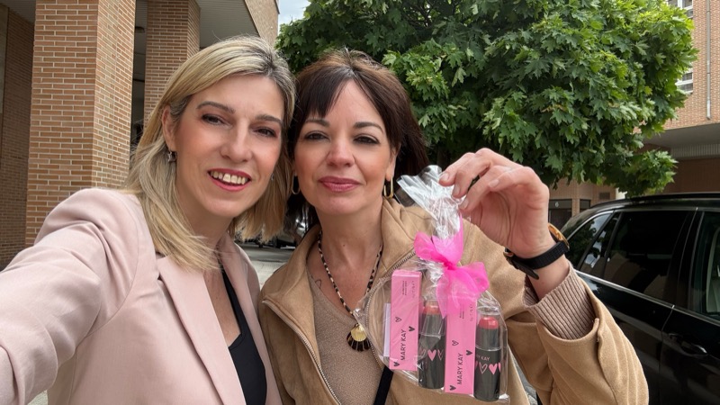 María con anfitriona