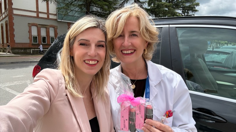 María con anfitriona