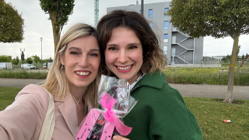 María con anfitriona